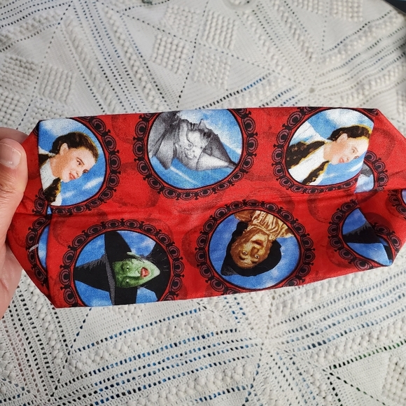 Wizard of Oz red makeup pouch - Picture 5 of 13